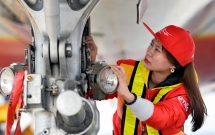 chum anh nu ky su sua chua may bay hiem hoi o viet nam voi 2 tam bang dh