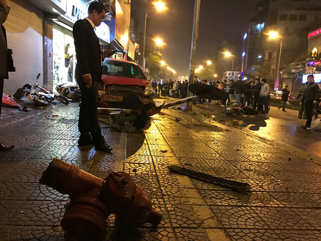 lai xe dam hang loat xe may dung mua hoa ngay 83 ra cong an trinh dien