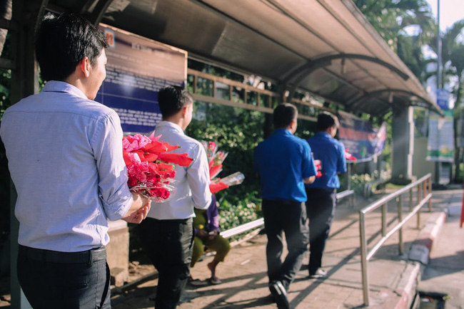 nhung doa hong danh tang cac co cac me tren chuyen xe bus dac biet trong ngay 83 o sai gon