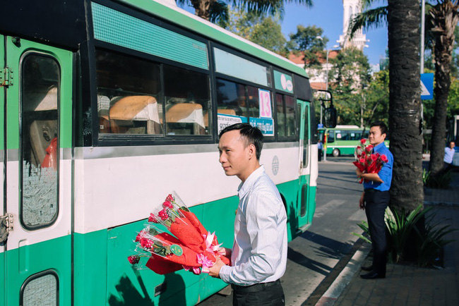 nhung doa hong danh tang cac co cac me tren chuyen xe bus dac biet trong ngay 83 o sai gon