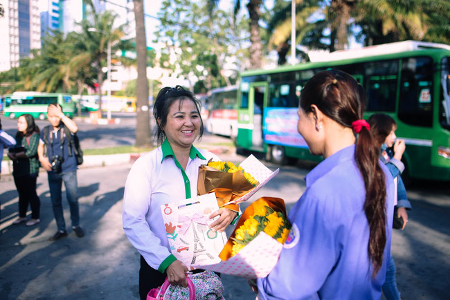 nhung doa hong danh tang cac co cac me tren chuyen xe bus dac biet trong ngay 83 o sai gon