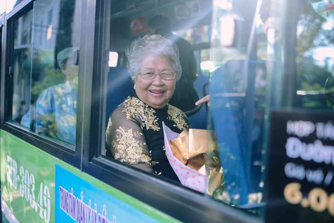 nhung doa hong danh tang cac co cac me tren chuyen xe bus dac biet trong ngay 83 o sai gon