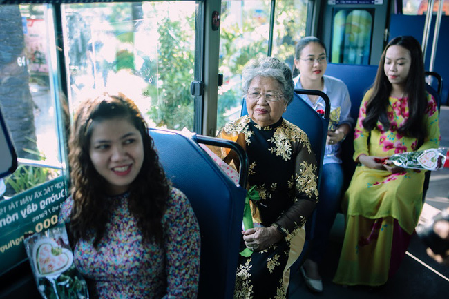 nhung doa hong danh tang cac co cac me tren chuyen xe bus dac biet trong ngay 83 o sai gon