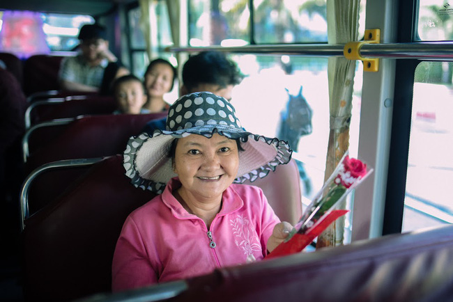 nhung doa hong danh tang cac co cac me tren chuyen xe bus dac biet trong ngay 83 o sai gon