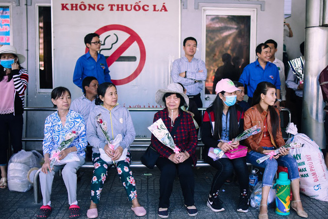 nhung doa hong danh tang cac co cac me tren chuyen xe bus dac biet trong ngay 83 o sai gon