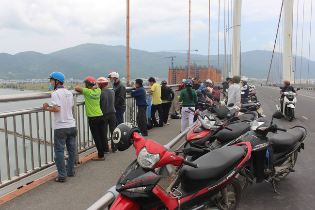nam sinh dh bach khoa da nang nhay cau thuan phuoc tu tu