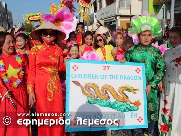 long lay sac mau viet nam tai le hoi carnival o cong hoa sip