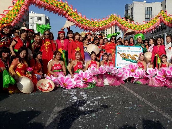 long lay sac mau viet nam tai le hoi carnival o cong hoa sip