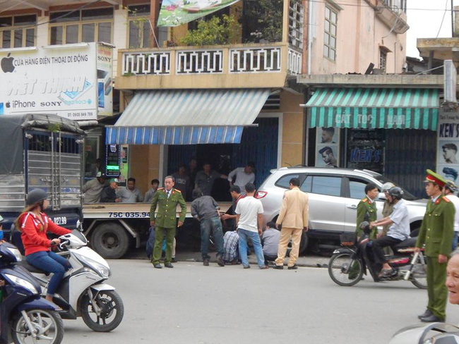 hue o to mat lai lao len via he nuot nhieu xe may nguoi dan hot hoang bo chay