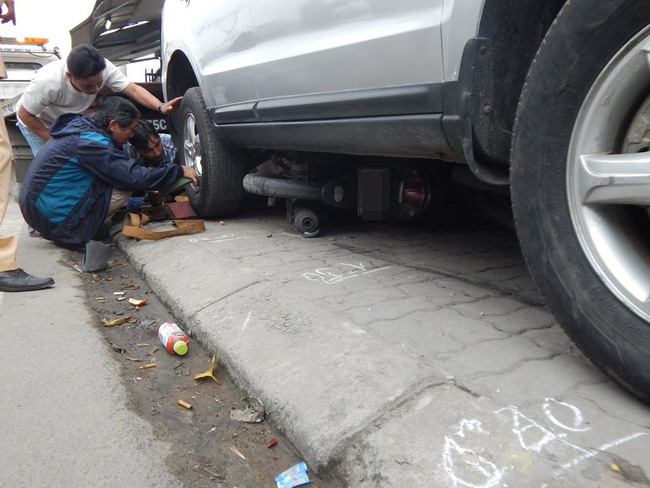 hue o to mat lai lao len via he nuot nhieu xe may nguoi dan hot hoang bo chay