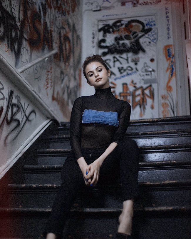 dien do trong suot giua troi 10 do c kendall jenner vo tinh dung hang selena gomez tu gan 1 nam truoc