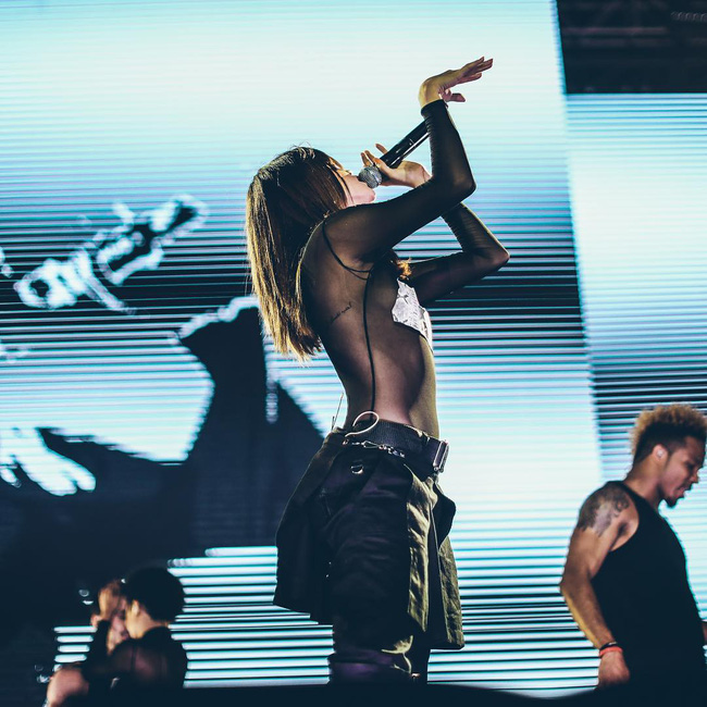 dien do trong suot giua troi 10 do c kendall jenner vo tinh dung hang selena gomez tu gan 1 nam truoc