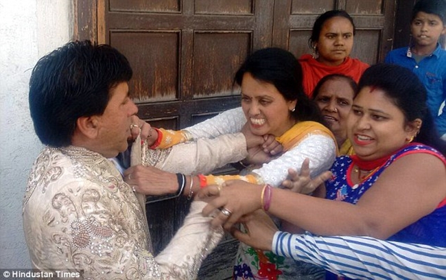nhu trong phim bollywood chu re bi vo ca vach mat ngay tai dam cuoi voi nguoi tinh kem 18 tuoi