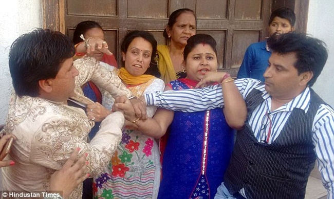 nhu trong phim bollywood chu re bi vo ca vach mat ngay tai dam cuoi voi nguoi tinh kem 18 tuoi