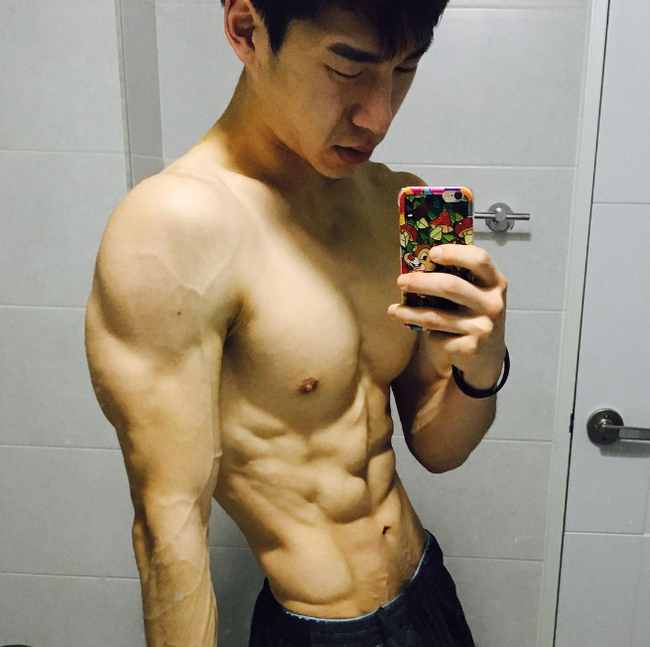 ai ma tin duoc anh chang han quoc an suot ngay lai so huu than hinh khoe khoan chuan den tung milimet nhu nay