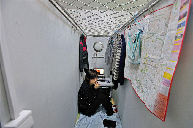 ngop tho trong nhung can phong sieu nho chi co dien tich 2m2 tai cac thanh pho noi tieng dat do o trung quoc