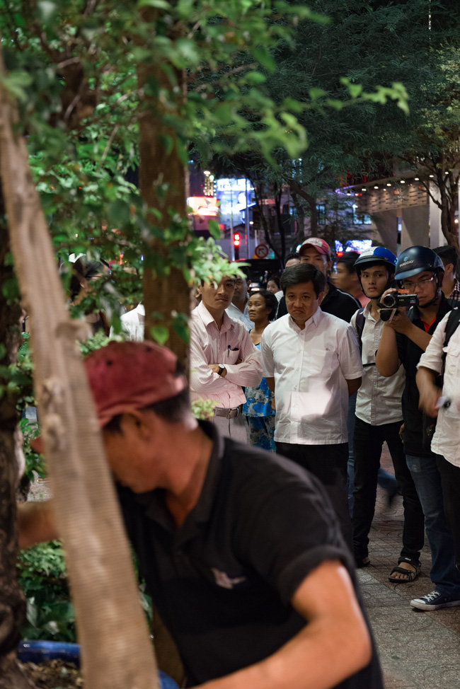 nhieu chu khach san o quan 1 cuong cuong om bang hieu chay vao nha khi thay luc luong di dep via he