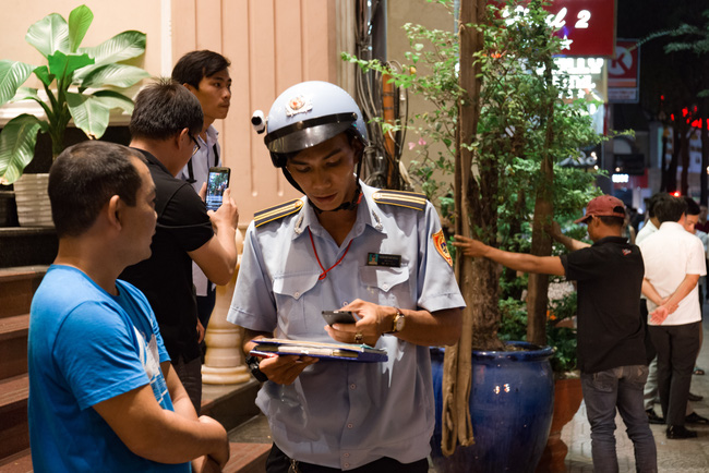 nhieu chu khach san o quan 1 cuong cuong om bang hieu chay vao nha khi thay luc luong di dep via he