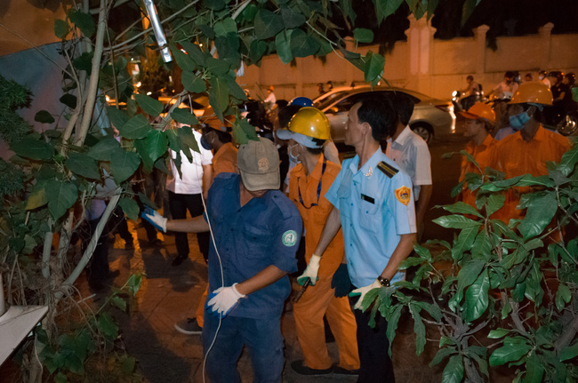 nhieu chu khach san o quan 1 cuong cuong om bang hieu chay vao nha khi thay luc luong di dep via he