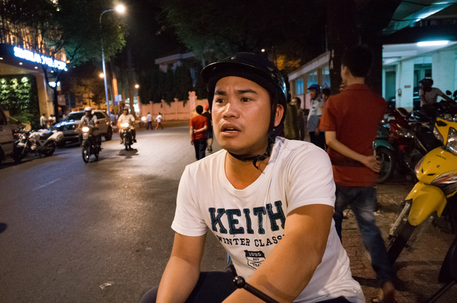 nhieu chu khach san o quan 1 cuong cuong om bang hieu chay vao nha khi thay luc luong di dep via he