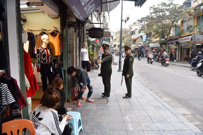 chum anh trung tam quan hoan kiem dong loat ra quan giu trat tu via he pho co