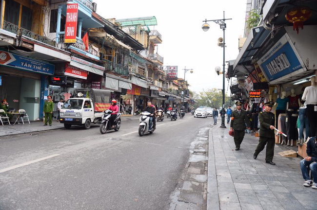 chum anh trung tam quan hoan kiem dong loat ra quan giu trat tu via he pho co