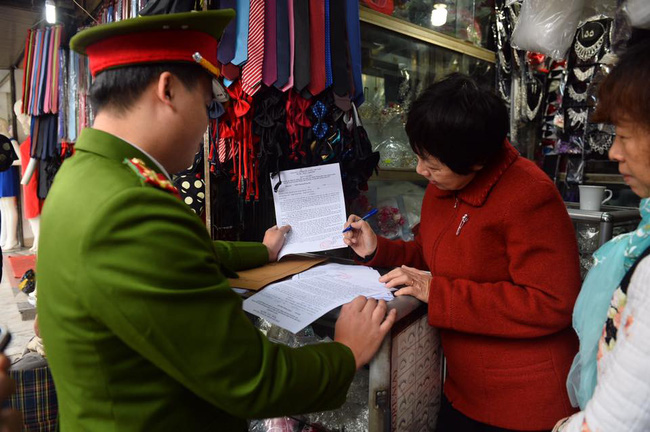 chum anh trung tam quan hoan kiem dong loat ra quan giu trat tu via he pho co