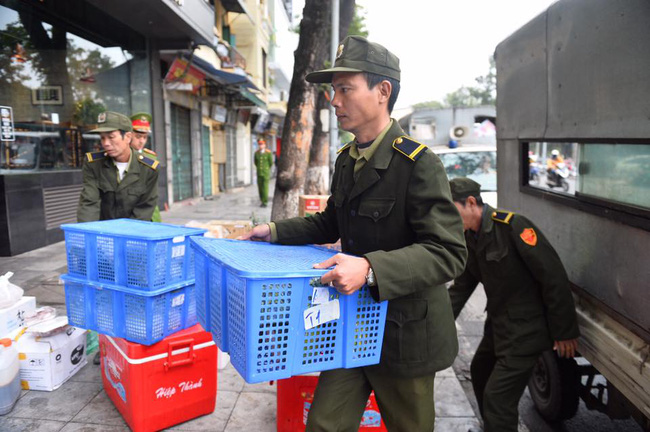 chum anh trung tam quan hoan kiem dong loat ra quan giu trat tu via he pho co