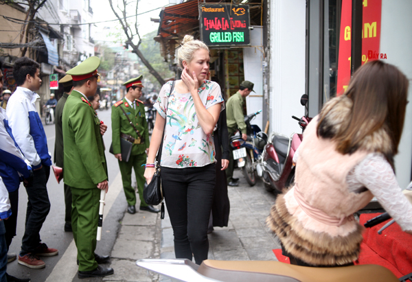 ha noi ra quan dep lan chiem via he lay lai loi di bo thoang dang