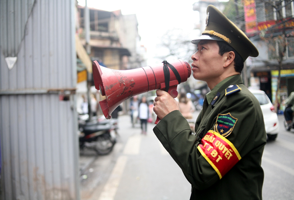 ha noi ra quan dep lan chiem via he lay lai loi di bo thoang dang