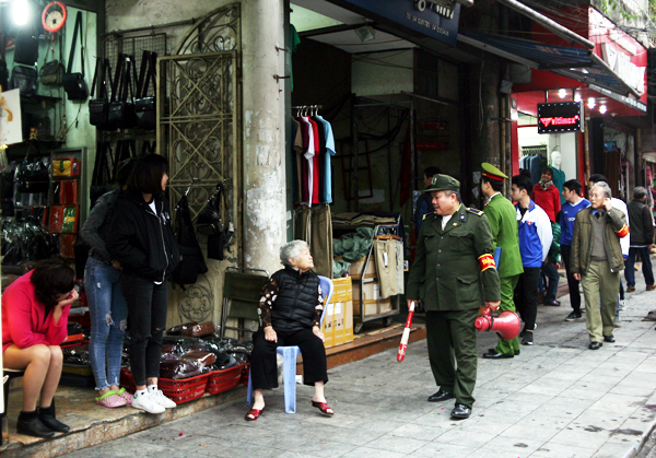 ha noi ra quan dep lan chiem via he lay lai loi di bo thoang dang