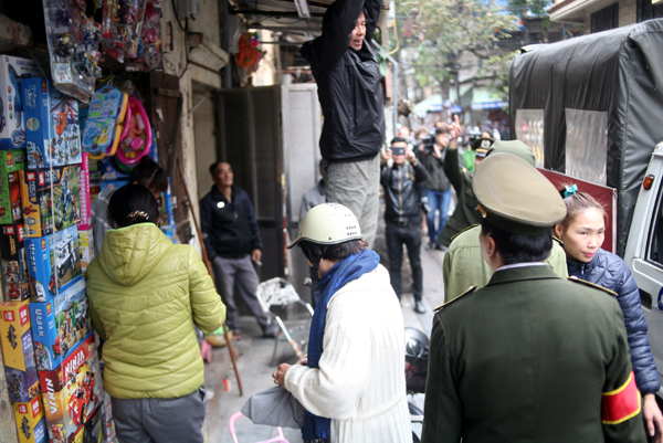 ha noi ra quan dep lan chiem via he lay lai loi di bo thoang dang