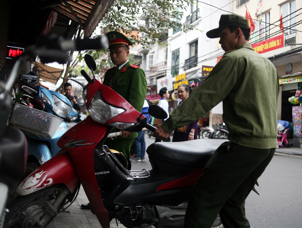 ha noi ra quan dep lan chiem via he lay lai loi di bo thoang dang