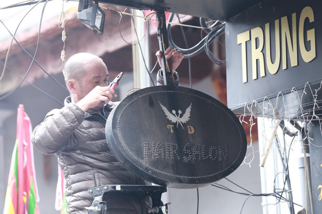 nguoi dan ha noi tu tay thao do bien quang cao tra lai via he cho nguoi di bo
