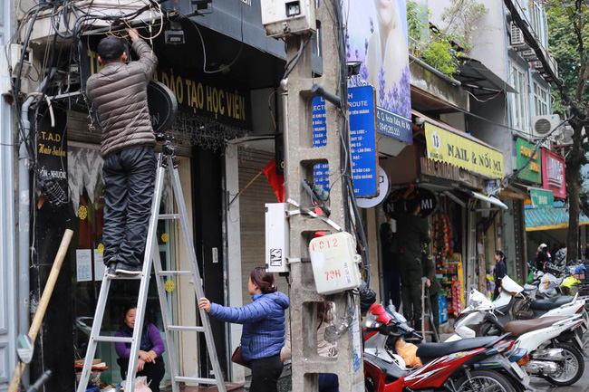 nguoi dan ha noi tu tay thao do bien quang cao tra lai via he cho nguoi di bo
