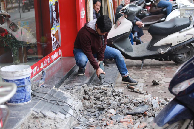 nguoi dan ha noi tu tay thao do bien quang cao tra lai via he cho nguoi di bo