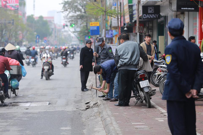 nguoi dan ha noi tu tay thao do bien quang cao tra lai via he cho nguoi di bo