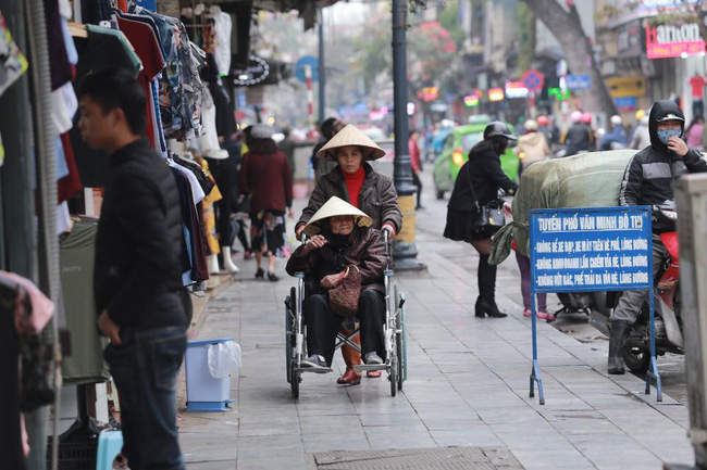 nguoi dan ha noi tu tay thao do bien quang cao tra lai via he cho nguoi di bo