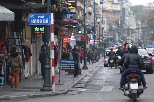 nguoi dan ha noi tu tay thao do bien quang cao tra lai via he cho nguoi di bo