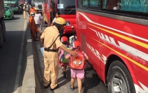 tp hcm va cham tren xa lo ha noi hon 40 em nho hoang loan keu cuu trong xe khach