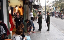 chum anh trung tam quan hoan kiem dong loat ra quan giu trat tu via he pho co
