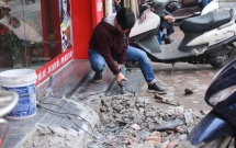 nguoi dan ha noi tu tay thao do bien quang cao tra lai via he cho nguoi di bo