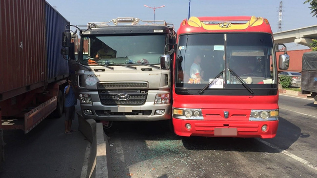 tp hcm va cham tren xa lo ha noi hon 40 em nho hoang loan keu cuu trong xe khach