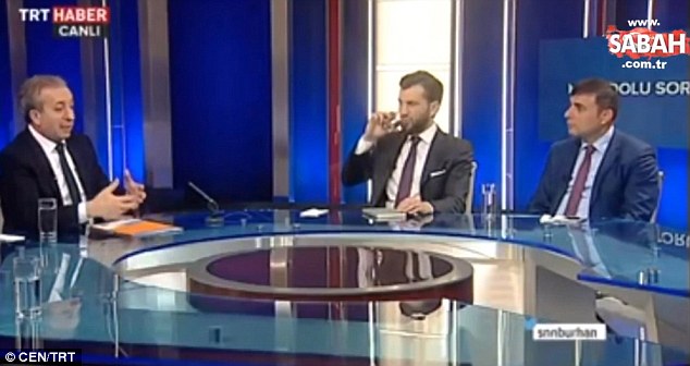 dang phong van tren song truc tiep nam mc bat ngo ngat xiu roi bien mat truoc su ngo ngang cua nguoi xem