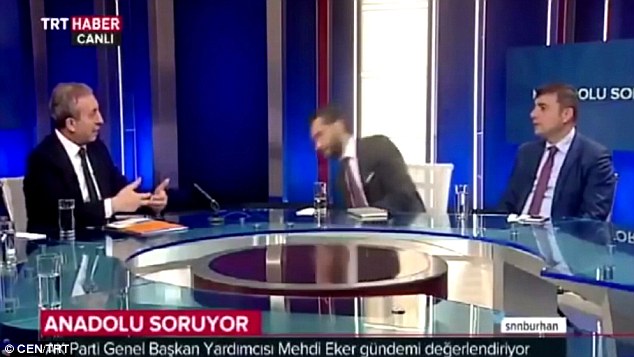 dang phong van tren song truc tiep nam mc bat ngo ngat xiu roi bien mat truoc su ngo ngang cua nguoi xem