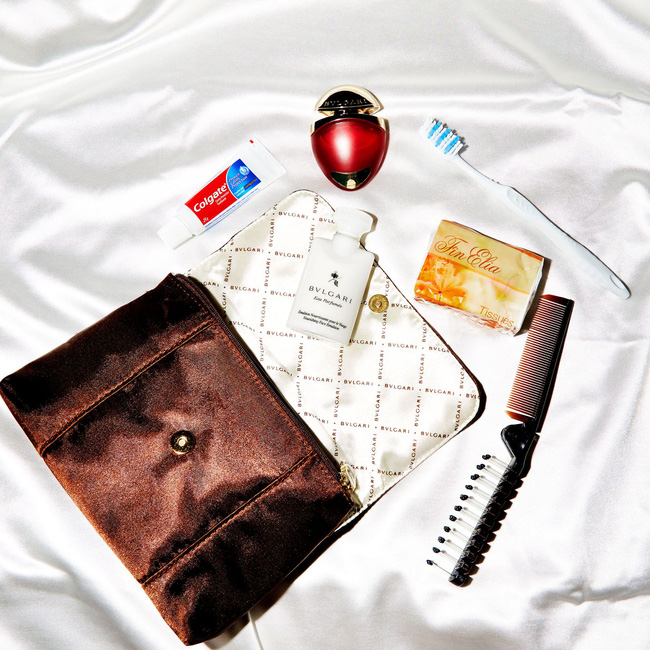 co gi ben trong tui qua tang tu khoang may bay hang nhat vong quanh the gioi