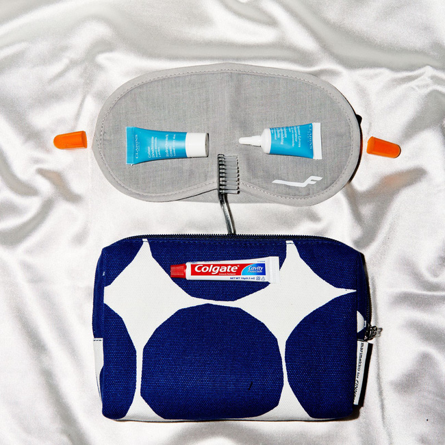 co gi ben trong tui qua tang tu khoang may bay hang nhat vong quanh the gioi