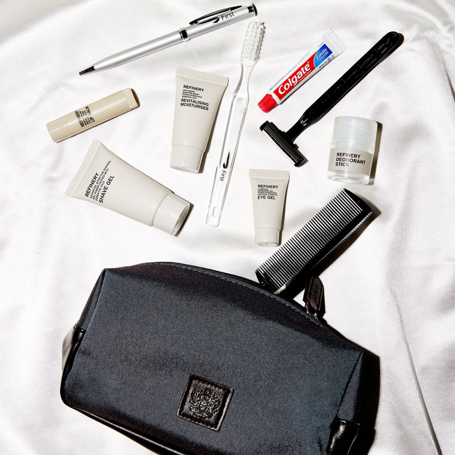 co gi ben trong tui qua tang tu khoang may bay hang nhat vong quanh the gioi