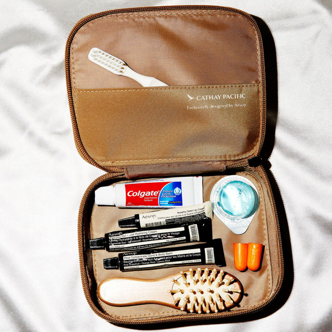 co gi ben trong tui qua tang tu khoang may bay hang nhat vong quanh the gioi