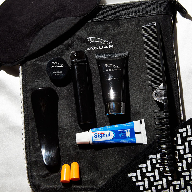 co gi ben trong tui qua tang tu khoang may bay hang nhat vong quanh the gioi